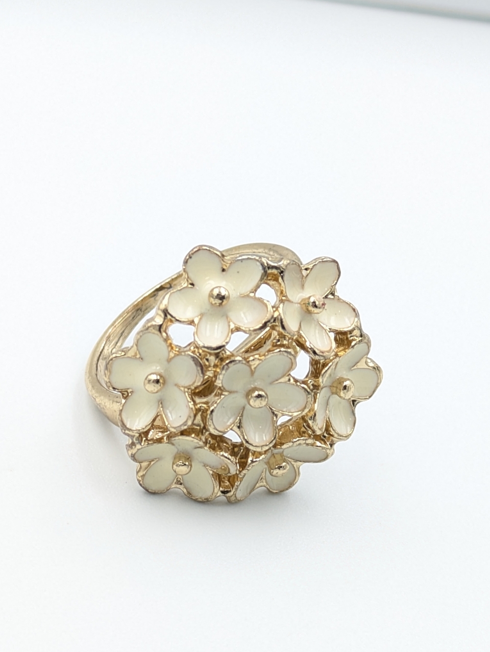 4/24$   Gold tone and off-white enamel flower bouquet ring costume